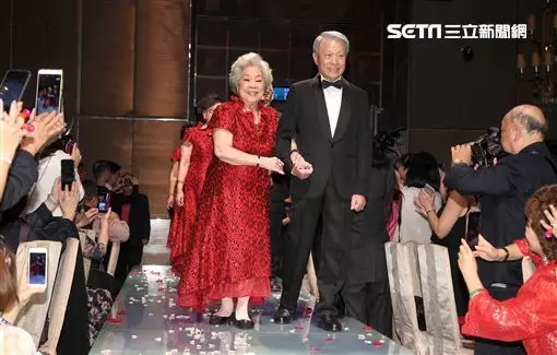 世紀婚禮最催淚!85歲素珠阿姨重情義「跛腳繞全場」 ,記憶力衰退卻「不忘他們」內幕惹淚崩!