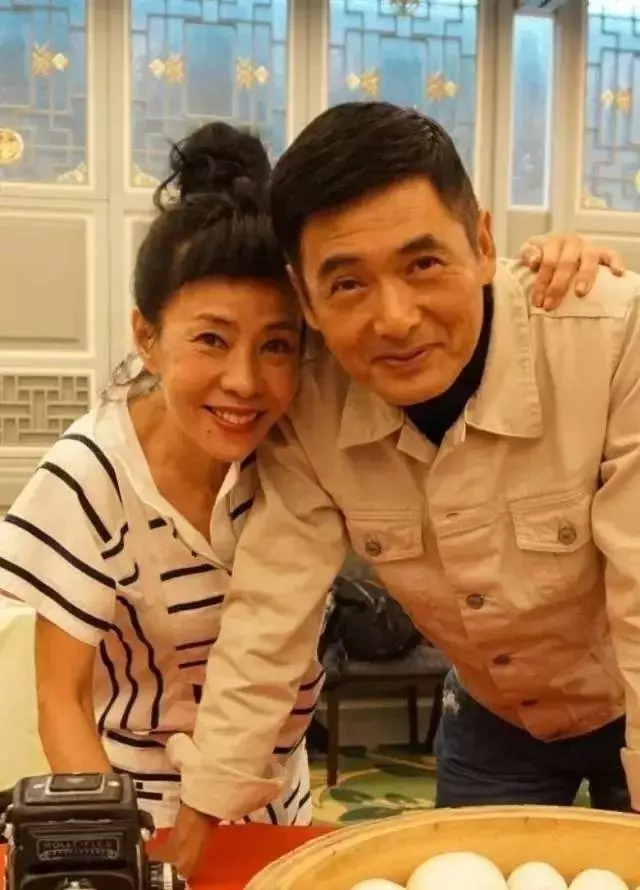 結婚32年恩愛如初!周潤發「曾對妻子說不會結婚」 如今兩人相知相惜一路走來:牽手共度平淡的餘生