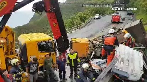 貨車「自撞」山壁困4hr 蘇花塞爆