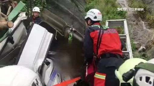 貨車「自撞」山壁困4hr 蘇花塞爆