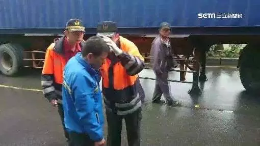 貨櫃車疑逆向撞砂石車!駕駛受困獲救