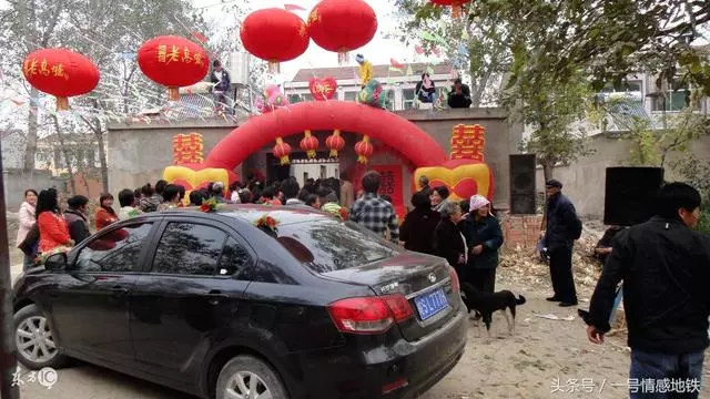 繼母嫁過來那天,爸爸將我鎖進柴房,繼母打開門抓住了我的手……