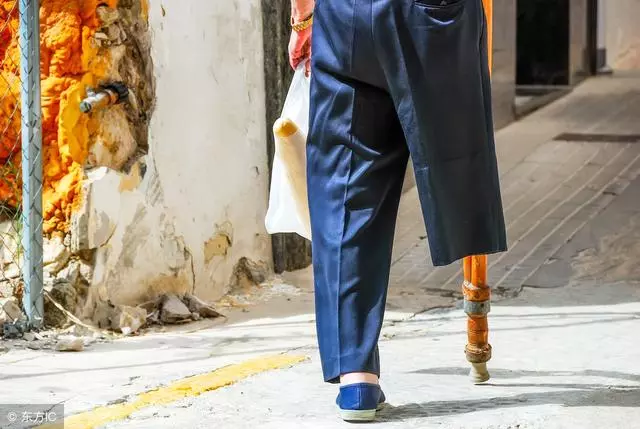 殘疾養父狠心把養女趕走,十年後養女結婚,他偷偷去參加婚禮,到場後愣住了