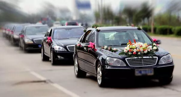 女兒每天給乞丐一個饅頭,10年後村裡來一排豪車,見到來人她傻了