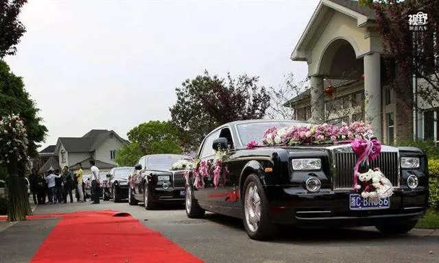 女兒每天給乞丐一個饅頭,10年後村裡來一排豪車,見到來人她傻了
