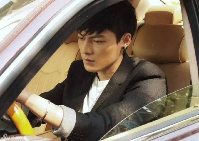 女兒每天給乞丐一個饅頭,10年後村裡來一排豪車,見到來人她傻了