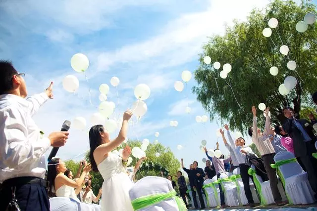 母親臨終前給個包裹,叮囑兒子交給未來兒媳婦,婚禮上一拆傻了眼