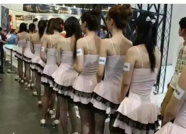 妹子還是走開一下吧,你在這裡這位師傅沒法安心工作了