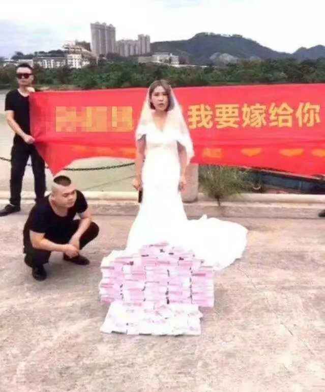 妹子還是走開一下吧,你在這裡這位師傅沒法安心工作了
