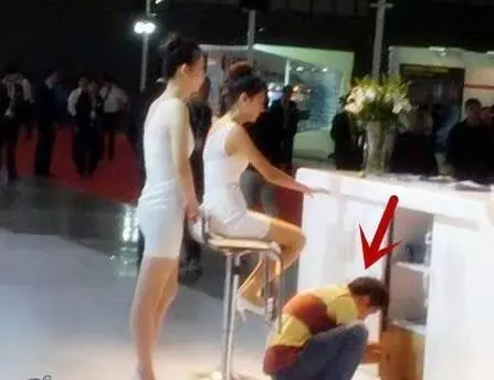妹子還是走開一下吧,你在這裡這位師傅沒法安心工作了