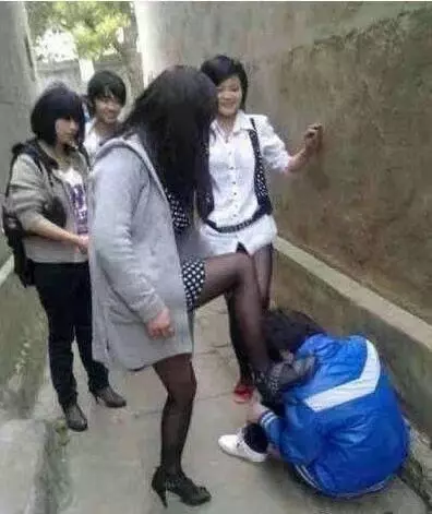 妹子還是走開一下吧,你在這裡這位師傅沒法安心工作了