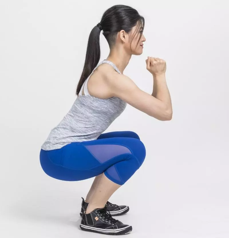 不要再說膝蓋不能超過腳尖了!快跟健美女大生來學正確的「深蹲」,翹臀、美腿都離你不遠了