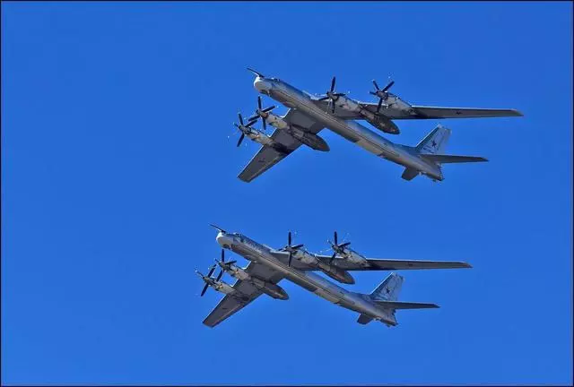 咋回事?俄羅斯36架轟炸機齊出動!美軍心裡沒底40架戰機急飛盟國