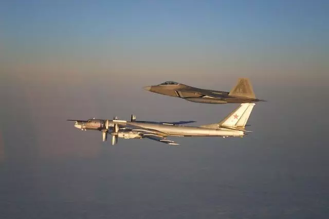 咋回事?俄羅斯36架轟炸機齊出動!美軍心裡沒底40架戰機急飛盟國