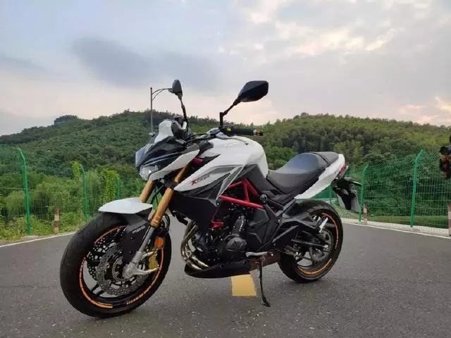 光陽全新街車,搭載川崎原裝發動機,時速160,售價39800元