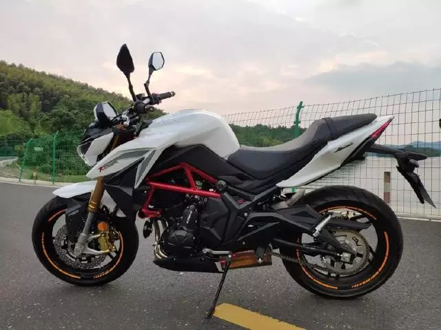 光陽全新街車,搭載川崎原裝發動機,時速160,售價39800元