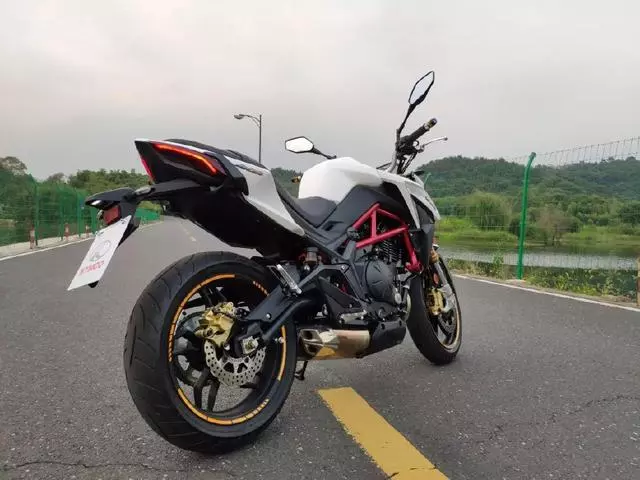 光陽全新街車,搭載川崎原裝發動機,時速160,售價39800元