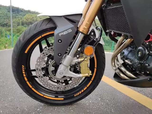 光陽全新街車,搭載川崎原裝發動機,時速160,售價39800元
