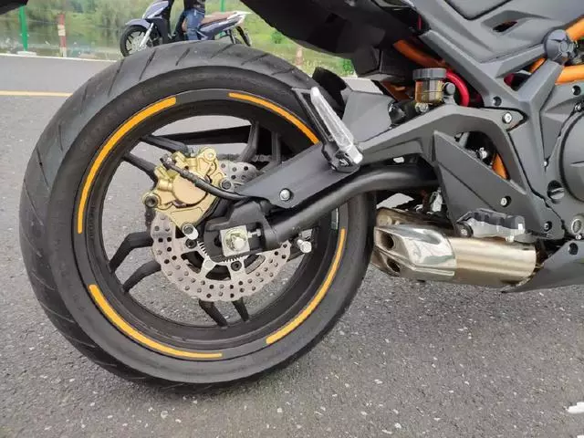 光陽全新街車,搭載川崎原裝發動機,時速160,售價39800元