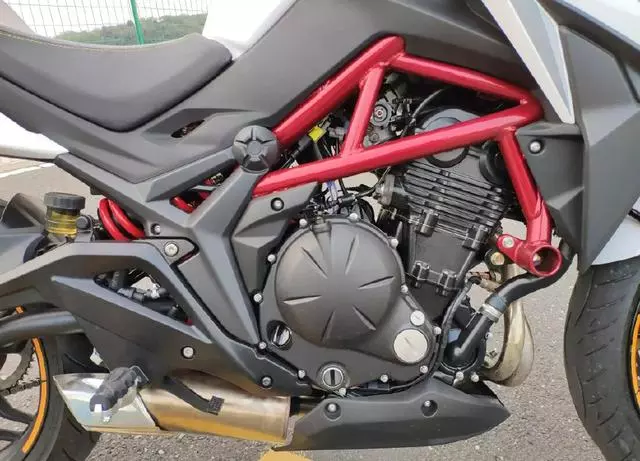 光陽全新街車,搭載川崎原裝發動機,時速160,售價39800元