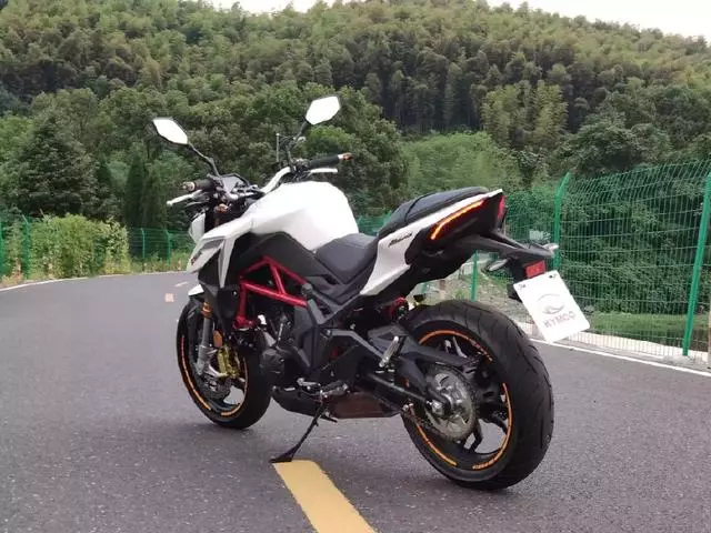 光陽全新街車,搭載川崎原裝發動機,時速160,售價39800元