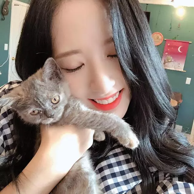 又一對韓娛圈超高顏值同齡親故,她們認識的契機是因為一張紙條?