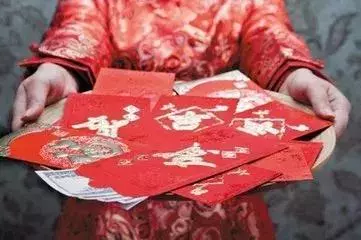打開我媽給的出嫁紅包,我淚流滿面,原來被自己爸媽騙了那麼多年