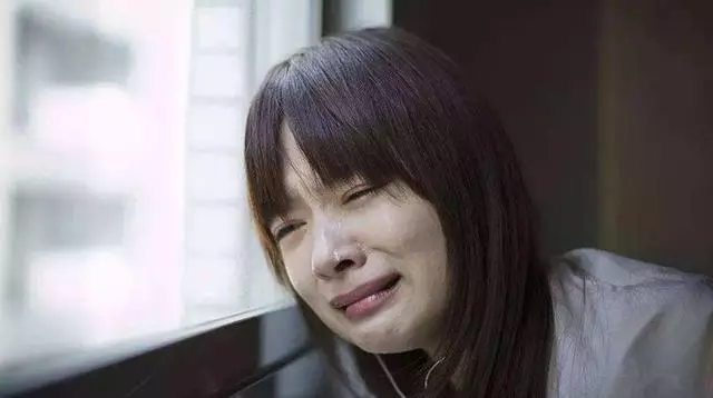 母親住院,我準備賣房治病,前夫送來一箱蘋果,打開箱子我淚目