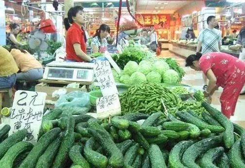 去菜市場買菜,菜老闆說妯娌買菜從不付錢,得知原因後我怒提離婚