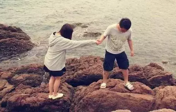 結婚時要20萬彩禮,老婆只陪嫁個痰盂,生氣打碎後,我當場蒙了