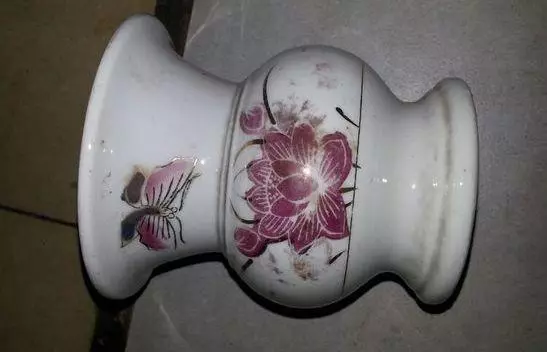 結婚時要20萬彩禮,老婆只陪嫁個痰盂,生氣打碎後,我當場蒙了