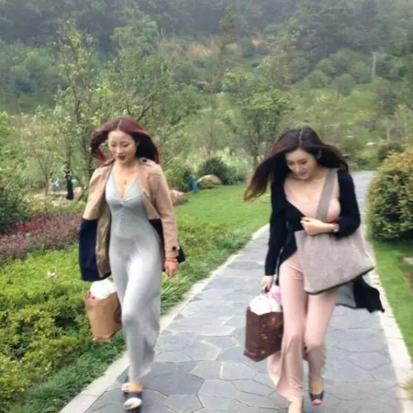 妹子,今天風那麼大,快找個地方躲一下吧,,沒想到下一秒竟然…都別攔我,我要娶個這樣子的姑娘
