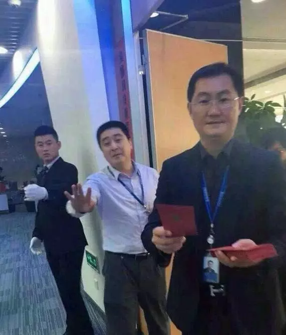 妹子,今天風那麼大,快找個地方躲一下吧,,沒想到下一秒竟然…都別攔我,我要娶個這樣子的姑娘