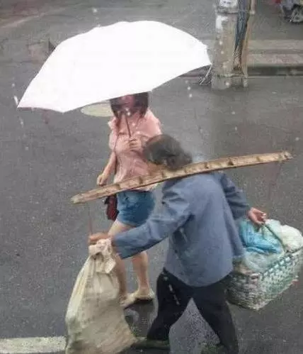 妹子,今天風那麼大,快找個地方躲一下吧,,沒想到下一秒竟然…都別攔我,我要娶個這樣子的姑娘