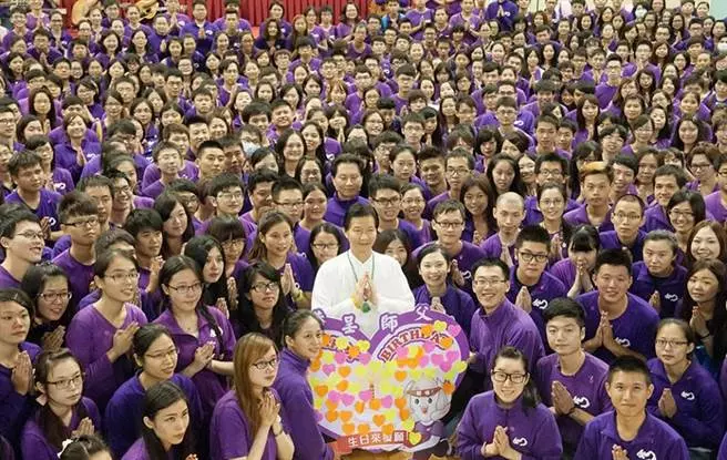 妙禪再顯神蹟?金龍灑金光照亮信徒 網:七龍珠看多?