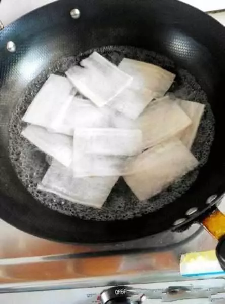 臉上冒出「老年斑」，教你1個土方法，她激動的哭了「斑沒了」！