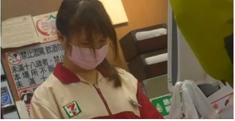 女客人點熱咖啡要加冰塊,還嗆她「做不好就客訴!」,結果她「默默走回倉庫」做了這件事…
