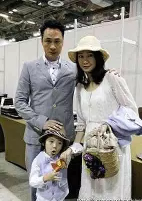 嫁對男人!吳鎮宇不忘婚禮承諾「從沒讓妻子做家務」,當了「21年吳太太」一直被寵愛著!