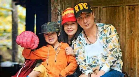 嫁對男人!吳鎮宇不忘婚禮承諾「從沒讓妻子做家務」,當了「21年吳太太」一直被寵愛著!