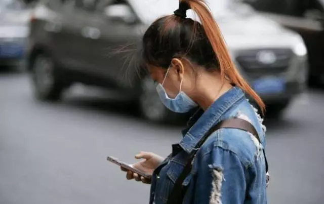 妻子打工每月給他寄八千,半夜打電話忘掛斷,聽到裡面對話他心痛
