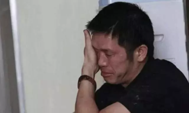 妻子打工每月給他寄八千,半夜打電話忘掛斷,聽到裡面對話他心痛