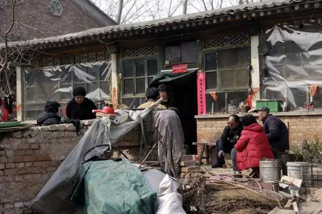 最近婆婆總說生活費不夠用,我悄悄回農村一趟,從此決定分文不給