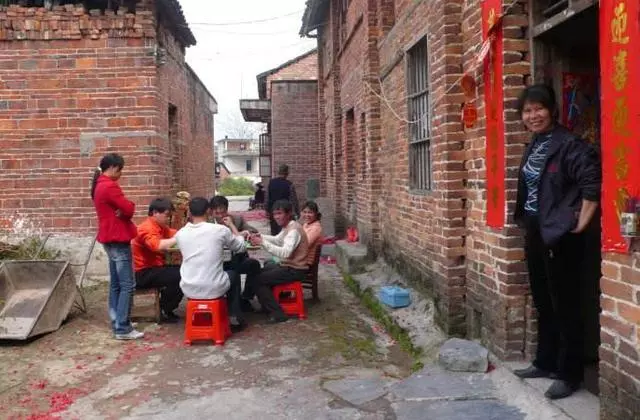 最近婆婆總說生活費不夠用,我悄悄回農村一趟,從此決定分文不給
