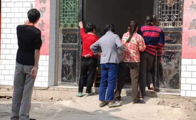 最近婆婆總說生活費不夠用,我悄悄回農村一趟,從此決定分文不給