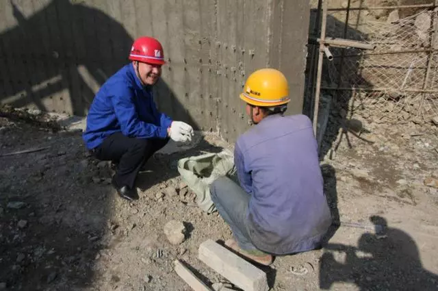 女孩問父親要了五千買手機,放學路過一工地看見個背影,她愣住了