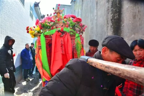 去女兒家借錢被親家母嘲諷,女婿只拿袋紅薯打發我,回家以後紅了眼框!