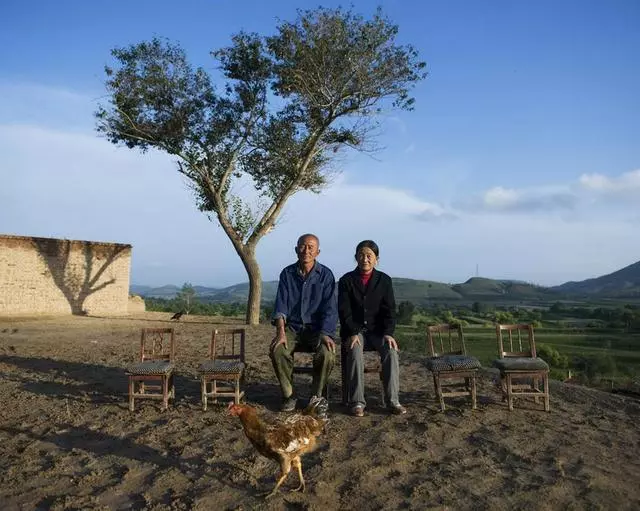 我結婚時婆婆沒給一分錢彩禮,弟弟結婚她塞我張卡,查餘額後愣了