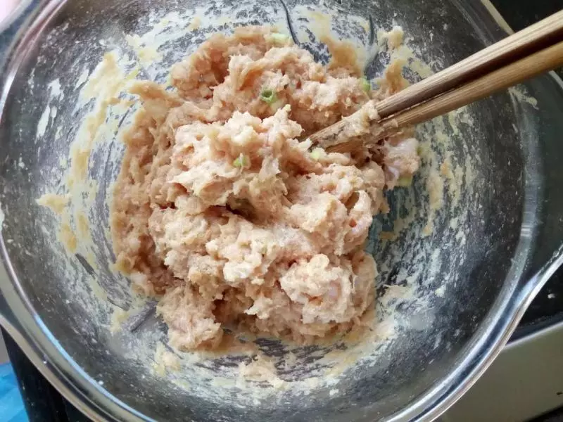 換個新吃法,把肉塞進它裡面,煎一煎,好吃極了,吃了一大盤!