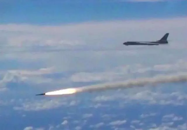 4架轟-6J現身南海機場,神秘武器引關注!美媒:可對關島形成威脅