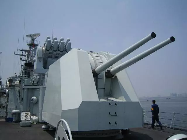一門炮竟相當於一個炮兵營的火力,055的這門130艦炮有何神奇之處